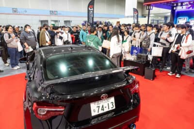 土屋圭市氏を一目見ようと会場には人だかりができていた