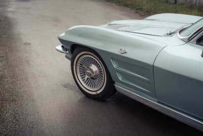 13万8000ユーロ(邦貨換算約2540万円)で落札されたシボレー「コルベットC2スプリットウインドウ」(C)Courtesy of RM Sotheby's