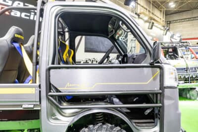 トヨタ GRハイゼット モリゾウ Kトレイル：バギーとしてのワイルドな疾走感を際立たせるため、純正ドアを潔く撤去。代わりに乗員を保護しつつも圧倒的な開放感をもたらす「パイプケージ・ドア」をワンオフ製作した