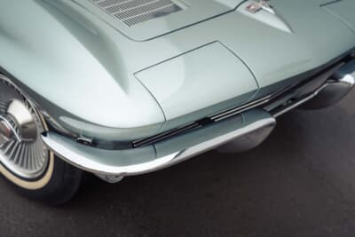 13万8000ユーロ(邦貨換算約2540万円)で落札されたシボレー「コルベットC2スプリットウインドウ」(C)Courtesy of RM Sotheby's