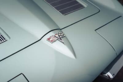 13万8000ユーロ(邦貨換算約2540万円)で落札されたシボレー「コルベットC2スプリットウインドウ」(C)Courtesy of RM Sotheby's