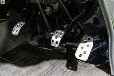 トヨタ GRハイゼット モリゾウ Kトレイル：アクセル、ブレーキ、クラッチペダルにはアルミのカバーが取り付けられている