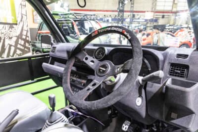 トヨタ GRハイゼット モリゾウ Kトレイル：ステアリングはダイレクトな操作感を生む社外品へと交換されている