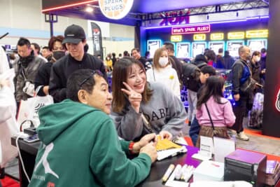 サインを通じてファンと気さくに交流する場面も。憧れのレジェンドを前に、来場者からは自然と笑みがこぼれる。製品の質はもちろん、こうした心の通った交流もブースの大きな魅力となっていた