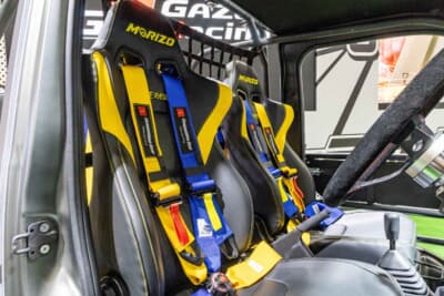 トヨタ GRハイゼット モリゾウ Kトレイル：セミバケットシートには身体を確実にホールドする4点式シートベルトを装備