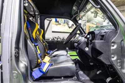 トヨタ GRハイゼット モリゾウ Kトレイル：パイプドアを抜けて乗り込んだ先には、もはや軽トラックの概念を置き去りにしたレーシーな空間が広がる