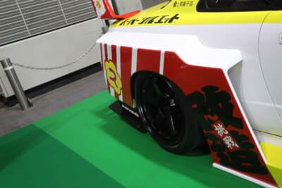 LB-ER34 Super Silhouette SKYLINE：リアクォーターからのカット。マッシブなフェンダーの張り出し具合がその存在感を如実に語る。鮮やかなイエローとレッドの組み合わせが、昭和のヤンチャな薫りを強烈に蘇らせていた