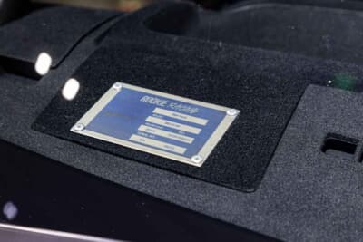 トヨタ GRハイゼット モリゾウ Kトレイル：ダッシュボードに誇らしく刻まれたコーションプレートが、この車両が「Team MORIZO」の魂を宿した特別な1台であることを静かに、しかし強く主張している