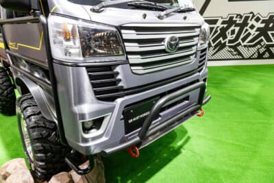 トヨタ GRハイゼット モリゾウ Kトレイル：フロントセクションには、トヨタのオフロードの象徴「ランドクルーザー300」を連想させる大型グリルと堅牢なガードバーを装備