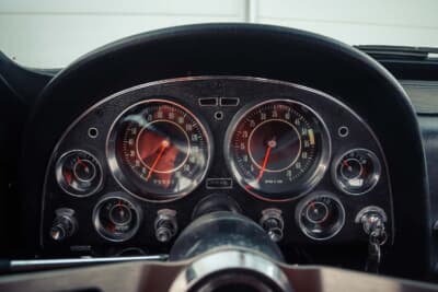 13万8000ユーロ(邦貨換算約2540万円)で落札されたシボレー「コルベットC2スプリットウインドウ」(C)Courtesy of RM Sotheby's