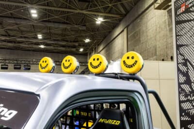 トヨタ GRハイゼット モリゾウ Kトレイル：ルーフ上部には、実戦的な4連フォグライトを据え付け。バギーらしいルックスを強調するアクセントとしてはもちろん、ナイトステージや過酷なオフロード環境下でも、ラジコンカーのように自由自在に駆け抜けるための「視界」を確保する