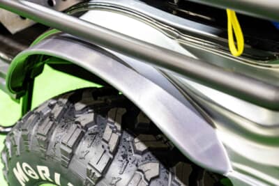 トヨタ GRハイゼット モリゾウ Kトレイル：細部を観察すると、アーチ状に溶接された丸パイプがフェンダーラインを形作っているのがわかる。こうした「作り込み」の積み重ねが、単なる軽トラの枠を超えた、GRらしい競技車両のオーラを放つ