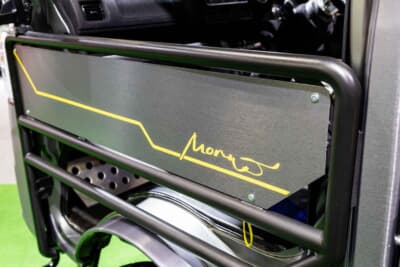 トヨタ GRハイゼット モリゾウ Kトレイル：ドアに代わって装着されたのは、バギースタイルを象徴するパイプケージ。機能美溢れるケージ内のパネルには、モリゾウ選手を象徴するアイコニックなイエローのラインが走る