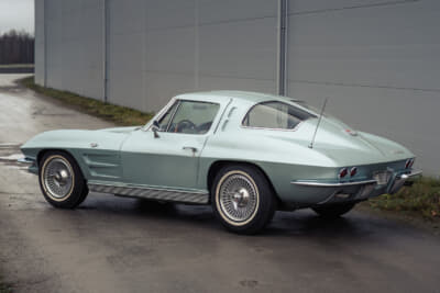 13万8000ユーロ(邦貨換算約2540万円)で落札されたシボレー「コルベットC2スプリットウインドウ」(C)Courtesy of RM Sotheby's