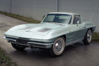 13万8000ユーロ(邦貨換算約2540万円)で落札されたシボレー「コルベットC2スプリットウインドウ」(C)Courtesy of RM Sotheby's