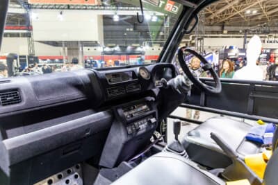 トヨタ GRハイゼット モリゾウ Kトレイル：インテリアは、手触りの良いスエード調素材で統一。競技車両のように質感を高めたダッシュボードには、走りの情報を伝える追加メーターが整然とマウントされる