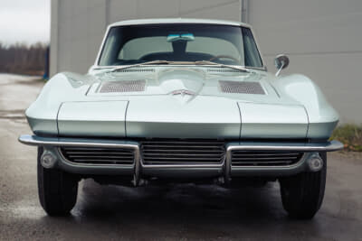 13万8000ユーロ(邦貨換算約2540万円)で落札されたシボレー「コルベットC2スプリットウインドウ」(C)Courtesy of RM Sotheby's