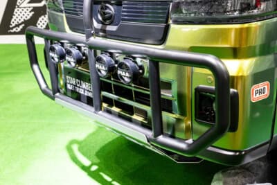 ダイハツ ハイゼット トラック ジャンボ スタークライマー：フロントセクションを保護する堅牢なグリルガードには、PIAA製の補助灯を4連装。ナイトランや悪天候時でも視界を確保するこの装備は、リフトアップされた車体と相まって、未踏の地を突き進む「スタークライマー」のタフなキャラクターを象徴するディテールだ