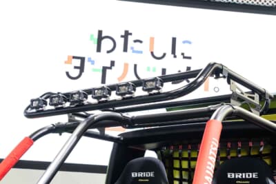 ダイハツ ハイゼット トラック ジャンボ スタークライマー：ルーフセクションには、さらに6連のLEDワークライトを備えたキャリアを装着