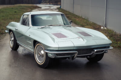 13万8000ユーロ(邦貨換算約2540万円)で落札されたシボレー「コルベットC2スプリットウインドウ」(C)Courtesy of RM Sotheby's