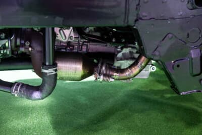 ダイハツ ハイゼット トラック ジャンボ スタークライマー：美しい焼き色が入ったエキゾーストパイプが顔を覗かせる。機能性を追求したリフトアップ仕様でありながら、下回りのフィニッシュに至るまで抜かりのない仕上がりを見せている