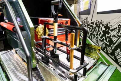ダイハツ ハイゼット トラック ジャンボ スタークライマー：荷箱にはシャベル、アックス、ボルトカッターといったサバイバルツールを機能的に配置