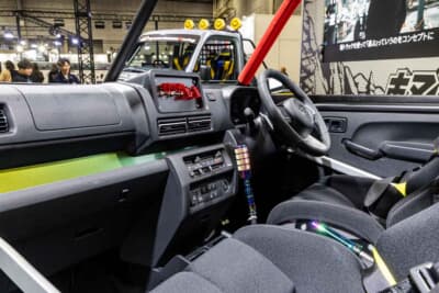 ダイハツ ハイゼット トラック ジャンボ スタークライマー：一見、ノーマルと変わらないように見えるが、ナビモニターを取り外し、スイッチ類を配置