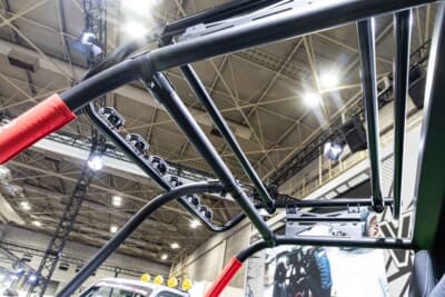 ダイハツ ハイゼット トラック ジャンボ スタークライマー：屋根も窓もないハイゼットはケージでガッチリ固定されている