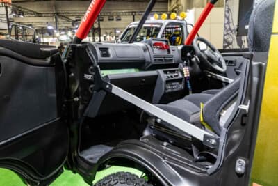 ダイハツ ハイゼット トラック ジャンボ スタークライマー：ドアを開けると目に飛び込んでくるのは、キャビン内を強固にガードするサイドバーがある