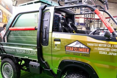 ダイハツ ハイゼット トラック ジャンボ スタークライマー：この車両最大の驚きは、キャビンを覆うロールバーがすべてデタッチャブル（脱着可能）であることだ。遊びのシーンではフルオープンでバギーのような開放感を楽しみ、実用の場ではバーを外して本来の軽トラとしての積載性を確保