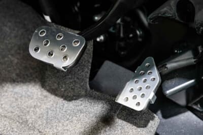 ダイハツ ハイゼット トラック ジャンボ スタークライマー：アクセルとブレーキペダルにはアルミ製のカバーを装着