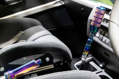 ダイハツ ハイゼット トラック ジャンボ スタークライマー：サイドブレーキとシフトノブにはチタン製のアクセサリーを装着