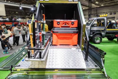 ダイハツ ハイゼット トラック ジャンボ スタークライマー：「遊び」の裏側に隠されたもう一つの顔、それが「レスキュー」だ。荷台に鎮座する専用の「荷箱」には、スコップをはじめとする災害救助用グッズがシステマチックに収納されている