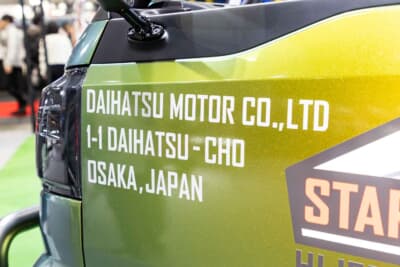 ダイハツ ハイゼット トラック ジャンボ スタークライマー：フロントフェンダー後方には、ダイハツ工業の本拠地である「大阪府池田市ダイハツ町1-1」のアドレスを英字グラフィックで配置。メーカー自らが「遊び」と「本気」を詰め込んだ車両であることを象徴する、ファンには堪らないディテールだ
