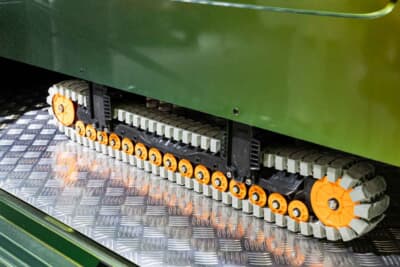 ダイハツ ハイゼット トラック ジャンボ スタークライマー：荷箱自体にクローラー（キャタピラ）が装備されている点だ。悪路でも自立して移動できる設計となっており、ウインチを駆使したスムーズな積み下ろしを可能にしている