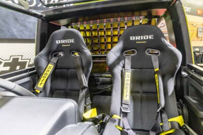 ダイハツ ハイゼット トラック ジャンボ スタークライマー：インパネの中央、助手席側に堂々と鎮座するのは、電動ウインチの本体だ。通常、バンパーに配置される装備をあえて室内にマウントしたのは、サンダーバード2号を彷彿とさせる「荷箱（コンテナ）」を、荷台へと正確に引き上げるため。実用的なレスキューギアをあえてコクピットの一部として見せる、メカニカルな機能美が凝縮されたポイントだ