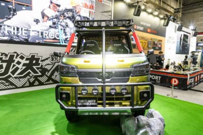 ダイハツ ハイゼット トラック ジャンボ スタークライマー：驚くべきことに、この車両にはフロントガラスが存在しない。代わりにキャビンを強固なスチールケージで覆うことで、バギーさながらの視界と開放感、そして過酷な現場での実戦的な保護性能を両立