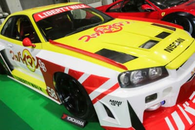 LB-ER34 Super Silhouette SKYLINE：大迫力のフロントビュー。大きく突き出したチンスポイラーと低い車高がスーパーシルエットの証だ。エンジンフードのロゴまで完璧に再現されており、リバティウォークの情熱と遊び心が感じられた