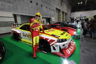 LB-ER34 Super Silhouette SKYLINE：沖縄土産の定番である駄菓子「スッパイマン」のイエローとレッドを大胆にフルラッピング。ポップなカラーとレーシングな造形のギャップが、会場のなかでも強烈な個性を放っていた