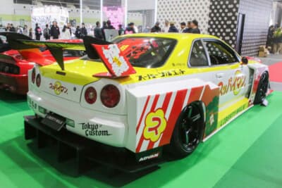 LB-ER34 Super Silhouette SKYLINE：規格外のスーパーシルエット造形。強烈に張り出したマッシブなオーバーフェンダーと巨大なリアウイングが圧倒的な存在感を放つ。エアサスで極限まで下げられた車高が凄みを強調していた