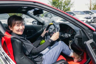 ホンダ NSX：最初は旦那さんのNSX購入に反対だったそうだが、乗っているうちに好きになり自身用のNSXを購入したという