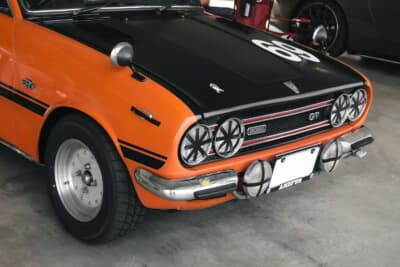 いすゞ ベレット　1600GT：ボンネットのつや消しブラックは、太陽の反射による疲労を軽減する狙いで、当時、多くのラリーカーやレーシングカーが採用したスタイルだった。