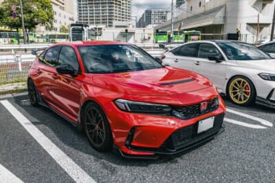 ホンダ シビック タイプR：60歳でフレームレッドのタイプR購入。黒と映えるこの色がお気に入りだという