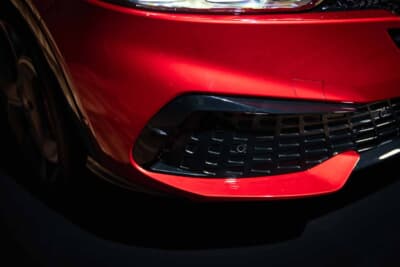 アルファ ロメオ トナーレ：刷新されたフロントバンパー。面積を拡大し、端部にかけて角度を持たせた造形により、従来モデルより筋肉質な印象を生み出している。