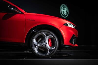 アルファ ロメオ トナーレ：全長を10mm短縮し、前後トレッドを左右4mmずつ拡大することで、取り回しやすさと走行時の安定感を両立した