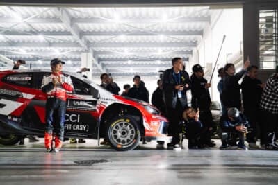 WRC第3戦優勝直後の勝田貴元が「GRヤリス ラリー1」で会場に登場、彼自身もイベントの雰囲気を楽しんでいるようだった