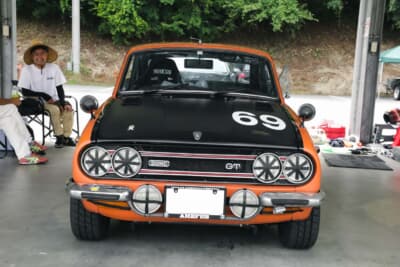 いすゞ ベレット　1600GT：ボンネットのつや消しブラックは、太陽の反射による疲労を軽減する狙いで、当時、多くのラリーカーやレーシングカーが採用したスタイルだった。