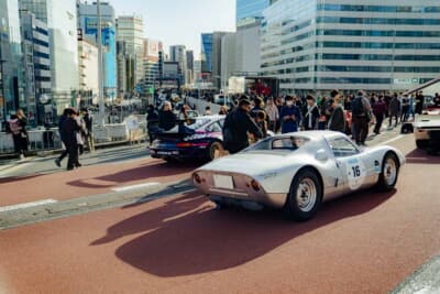 904の背後には、全日本GT選手権で活躍したナインテンレーシングの993RSRも。時代を超えたポルシェたちが、銀座の空の下で肩を並べた