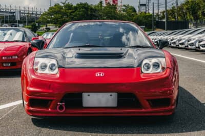 ホンダ NSX：ヘッドライトは純正のリトラクタブル式から2001年後期以降のモデルに採用された固定式に変更されている