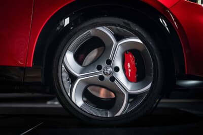アルファ ロメオ トナーレ：「33 Stradale」から着想を得た三つ葉モチーフの20インチホイール「フォリ」。広い空間が力強さとスポーティさを演出する（ヴェローチェグレードのみ）。